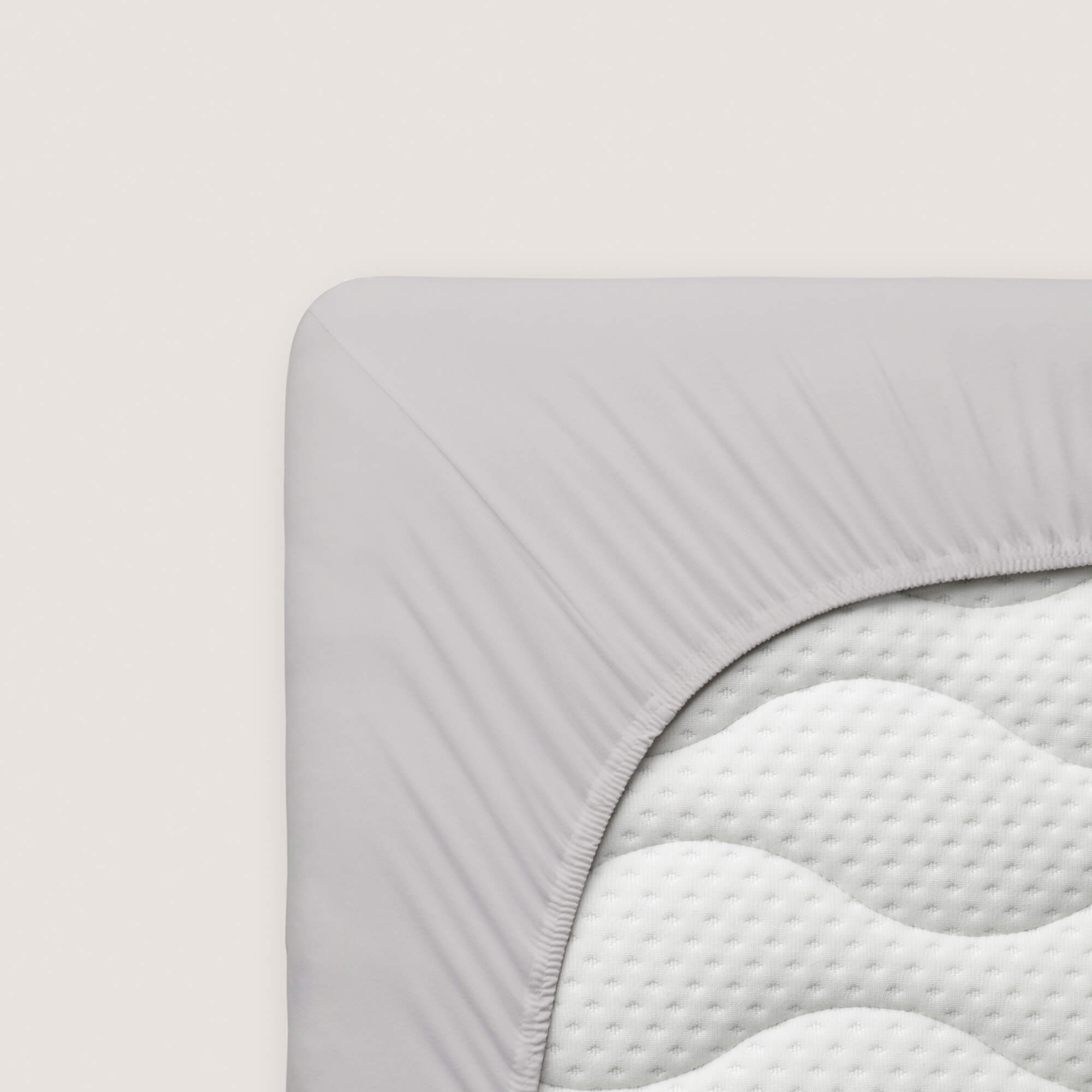 Spannbettlaken Premium von Schlafgut in Farbe grey light aus 95% Bio-Baumwolle und 5% Elasthan auf Matratze