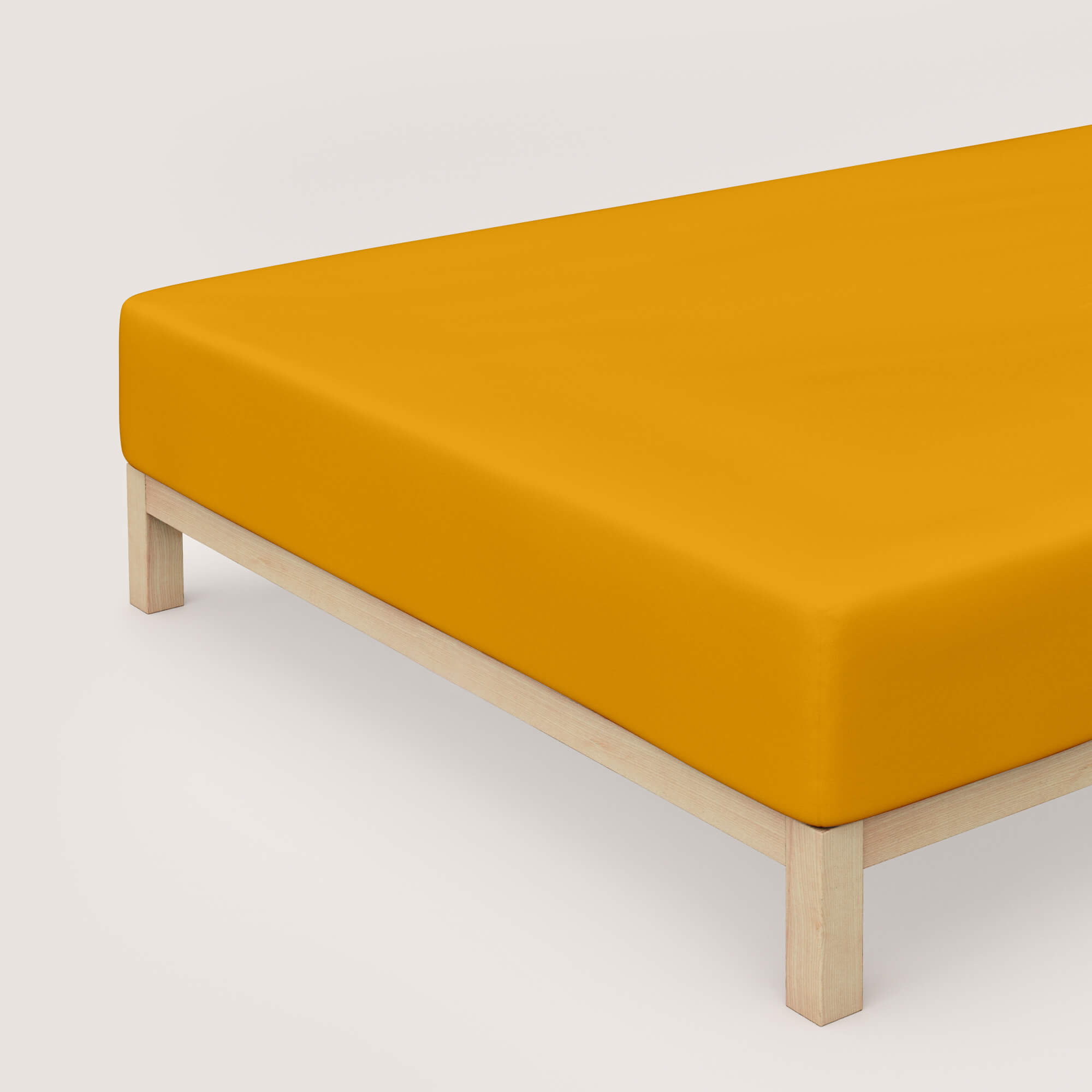 Spannbettlaken Pure Boxspring von Schlafgut in Farbe yellow deep aus 95% Bio-Baumwolle und 5% Elasthan auf Bett in Vogelperspektive