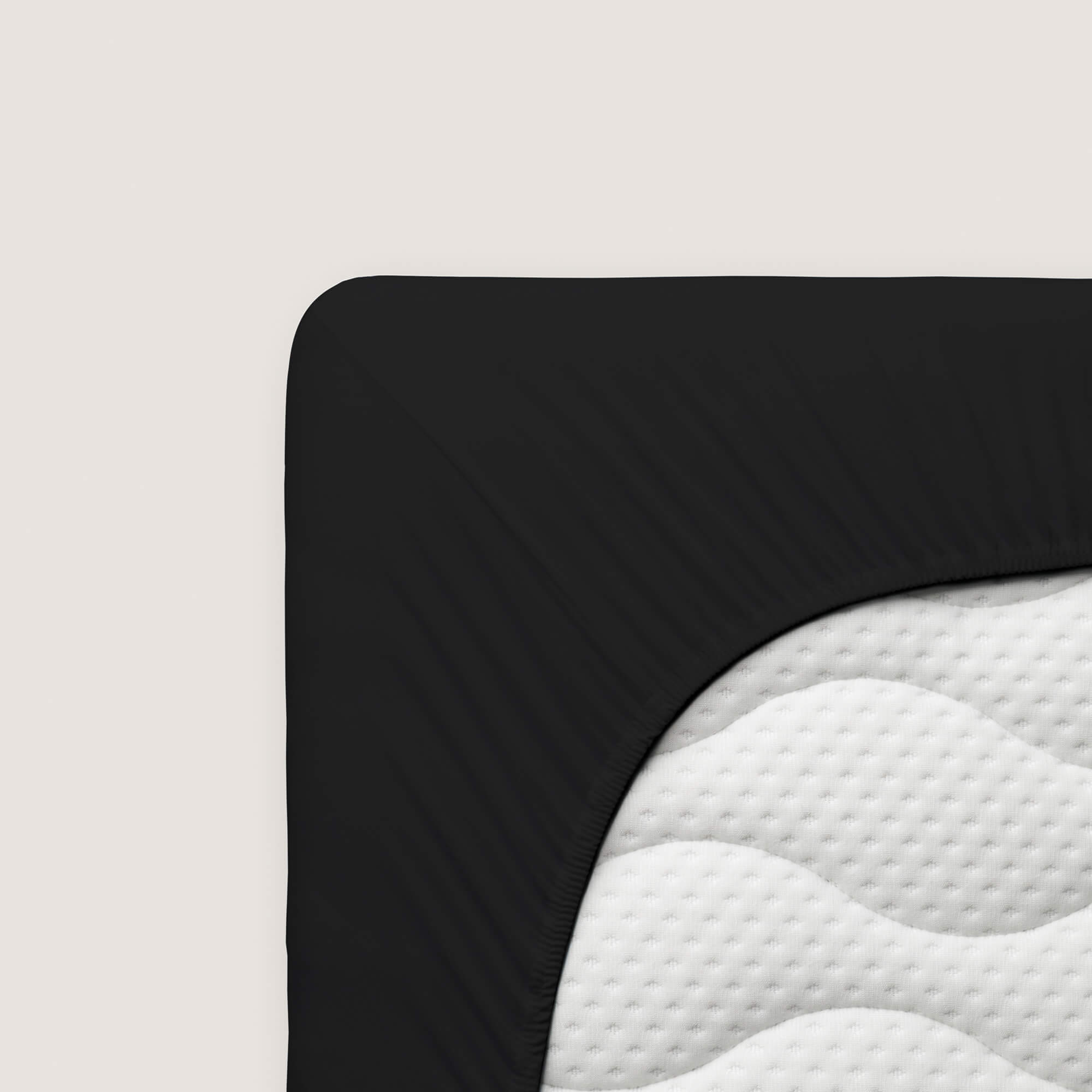 Spannbettlaken Premium von Schlafgut in Farbe off-black aus 95% Bio-Baumwolle und 5% Elasthan auf Matratze