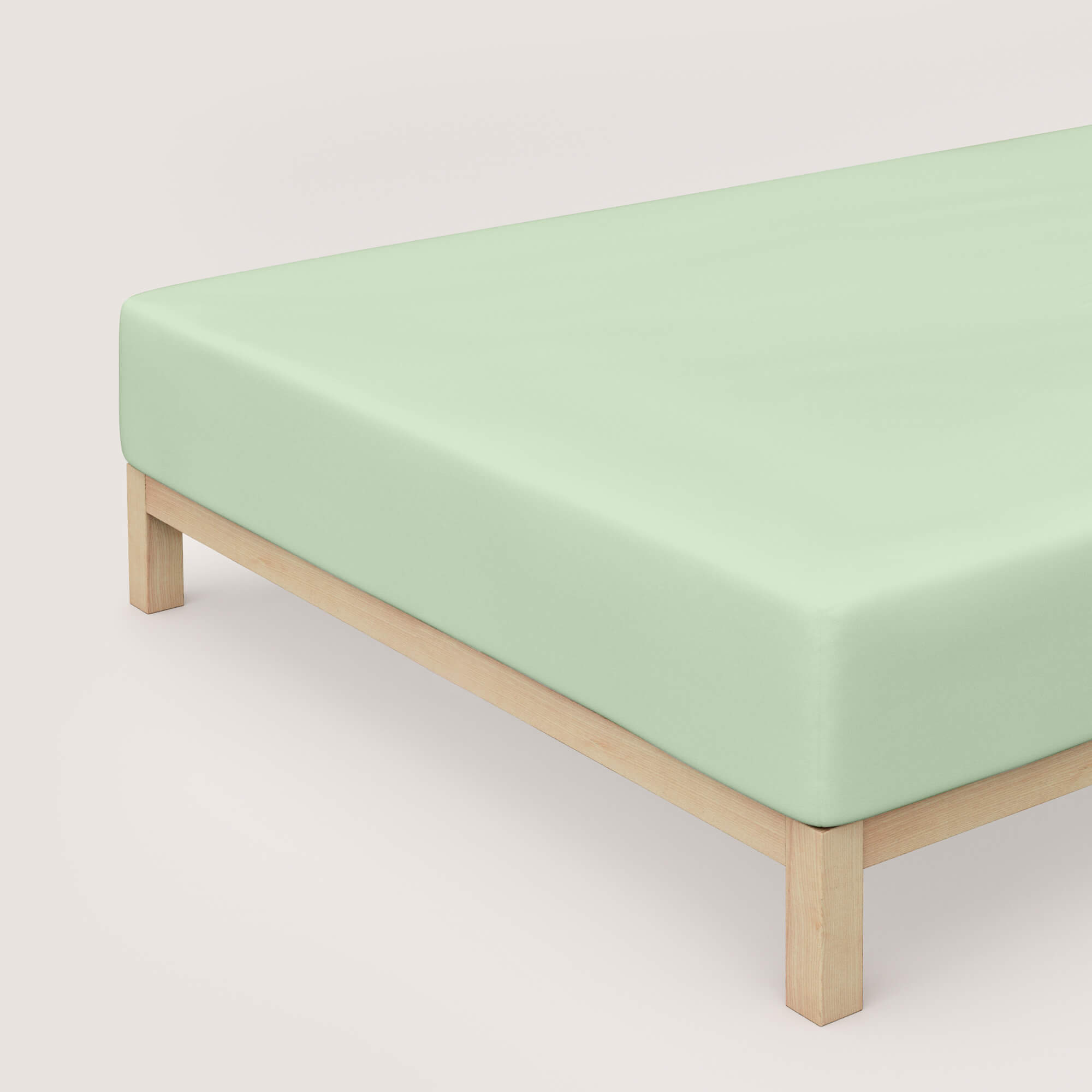 Spannbettlaken Pure Boxspring von Schlafgut in Farbe green light aus 95% Bio-Baumwolle und 5% Elasthan auf Bett in Vogelperspektive